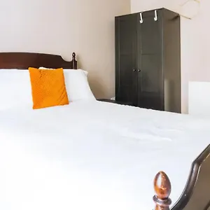 Homely 3 Bedroom In The Heart Of Apartment