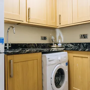 Homely 3 Bedroom In The Heart Of Apartment